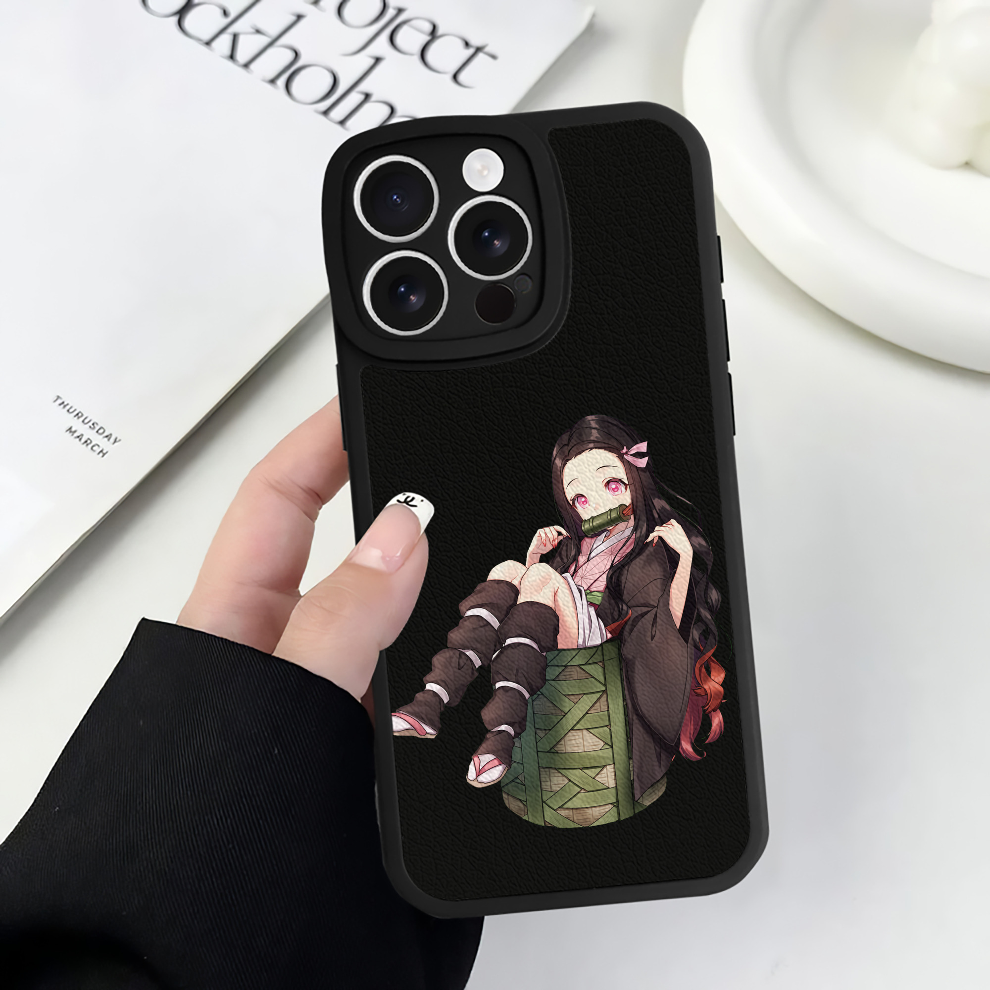 （画像用） 鬼滅の刃（きめつのやいば）竈門 禰󠄀豆子／かまど ねずこ Kamado Nezuko 【iPhone 16シリーズ対応】シリコンスマホケース（レザー調） 材質：シリコン